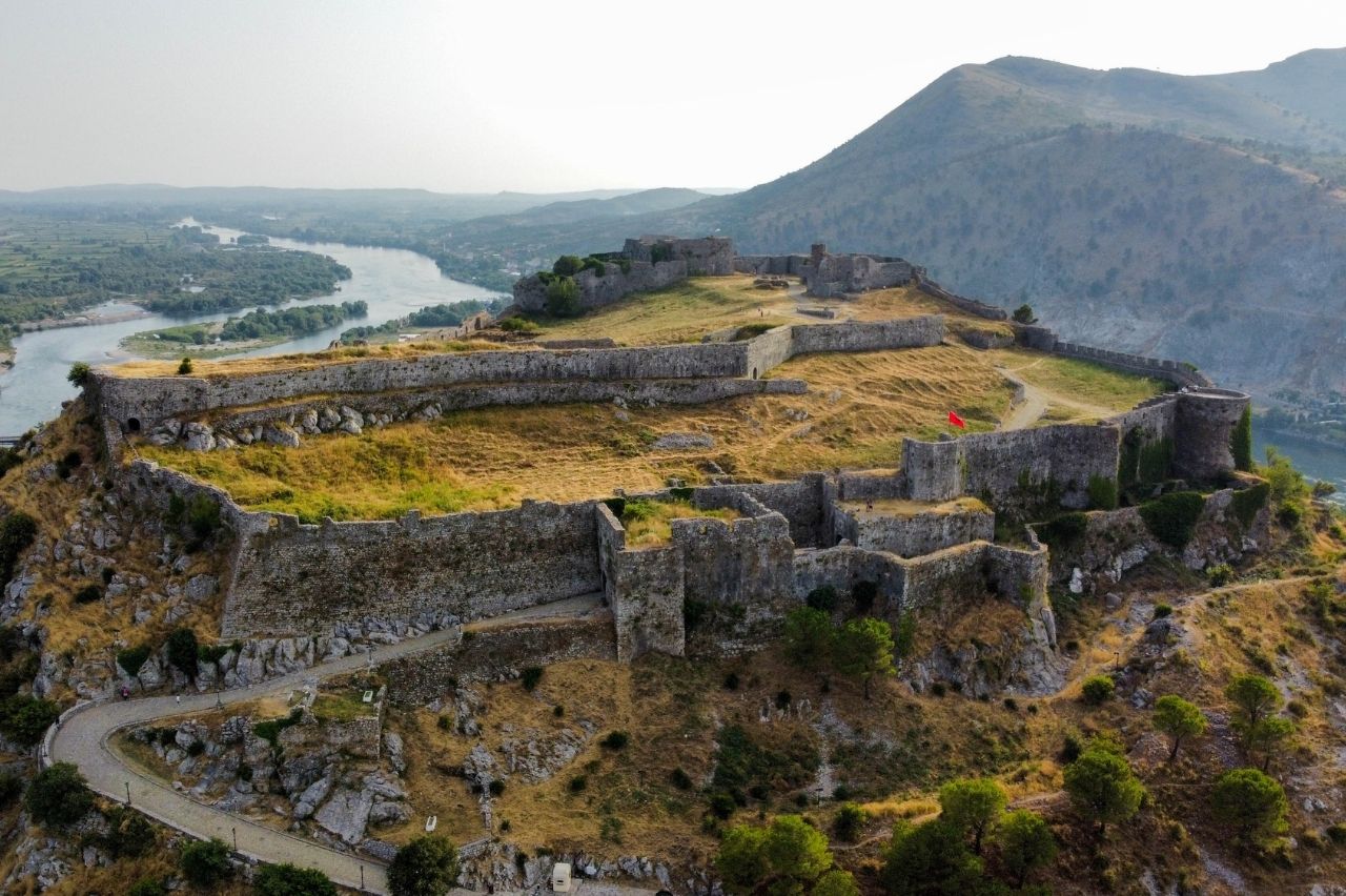Twierdza Rozafa - Wycieczka z Czarnogóry do Albanii - Balkan Trip