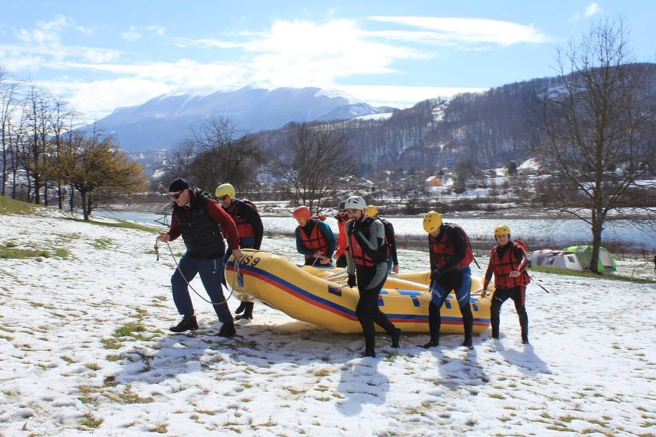 Zimowy rafting na Tarze - white water - Zima w Czarnogórze - Balkan Trip