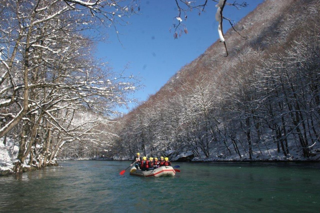 Spływ rzeką Tarą - Zima w Czarnogórze - Balkan Trip